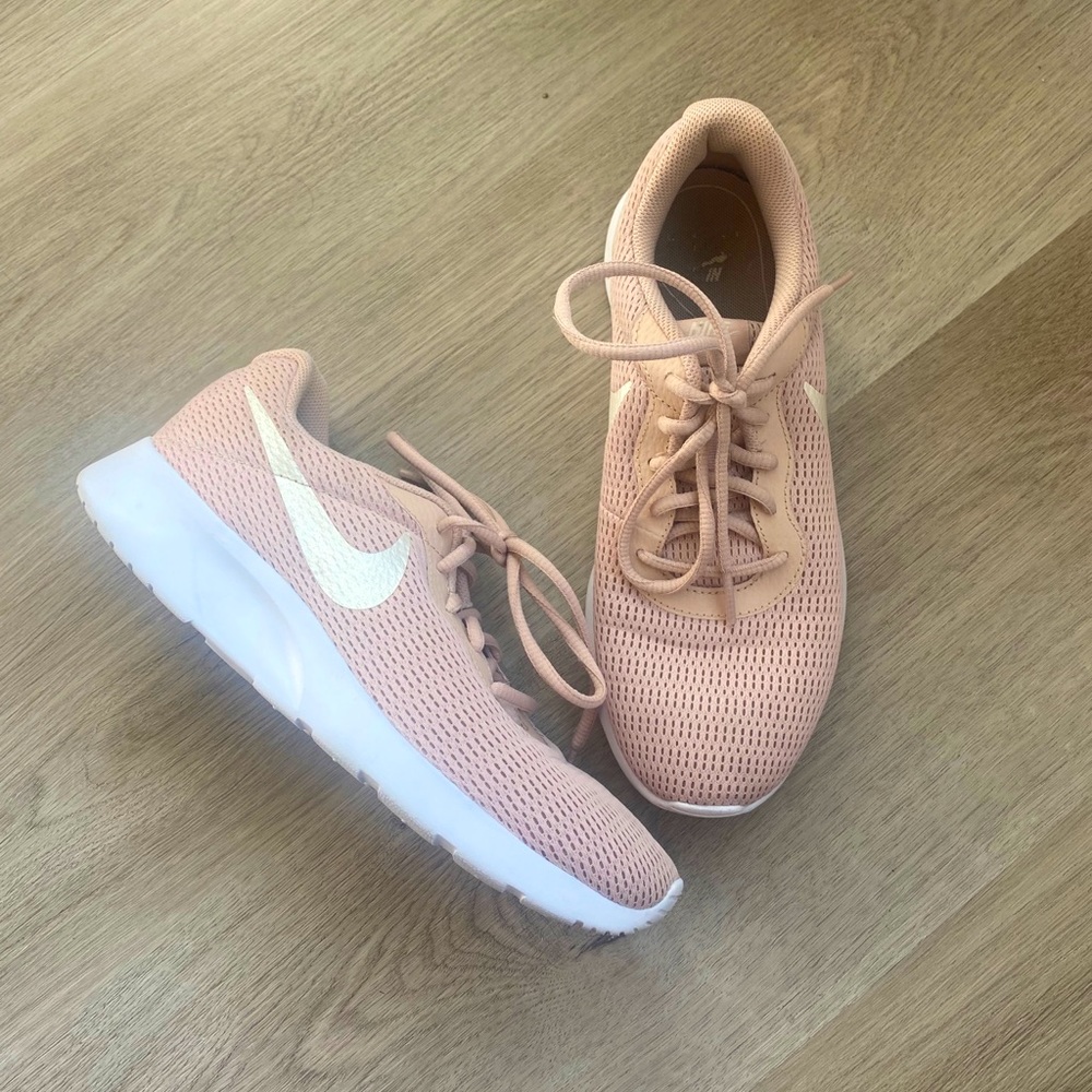 Nike Tanjun Sneaker - like new